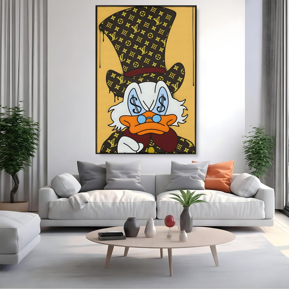 Tablou canvas cu tablou canvas cu rata si semne de dolar, in rama de aluminiu negru, pe perete intr-un living